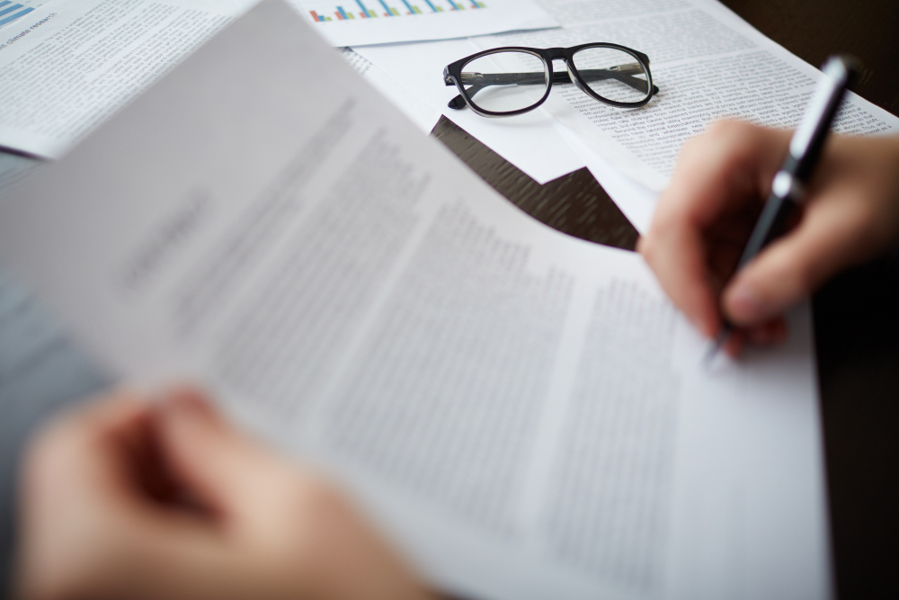 gafas sobre documentos